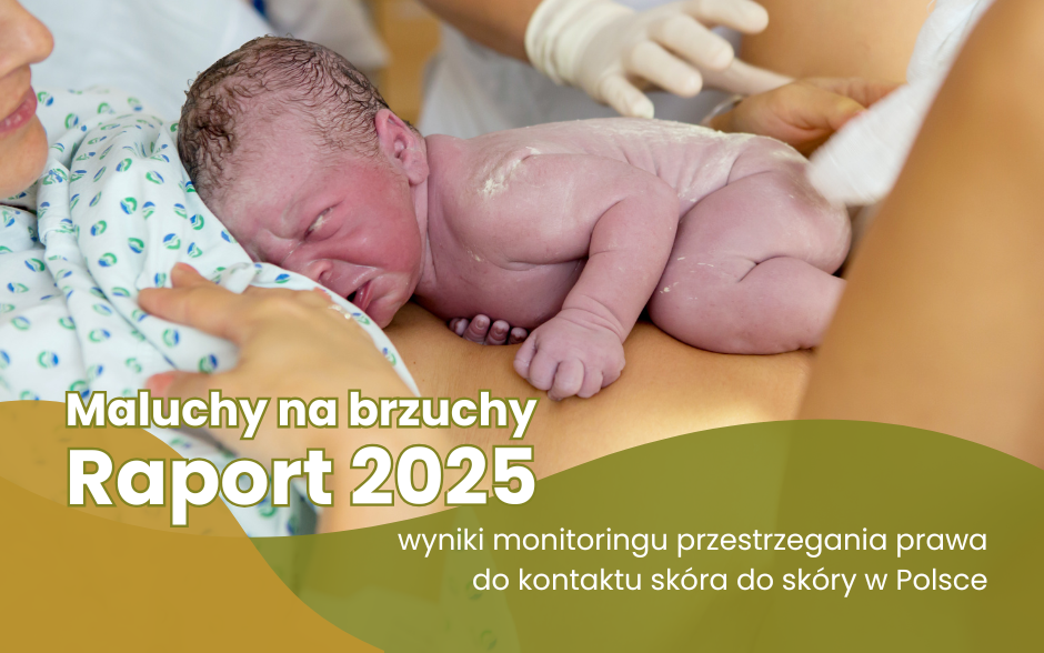 Noworodek w kontakcie skóra do skóry, czyli leży na nagim brzuchu matki, w czasie porodu. Na zdjęciu opis „Maluchy na Brzuchy Raport 2025 wyniki monitoringu przestrzegania prawa do kontaktu skóra do skóry w Polsce"