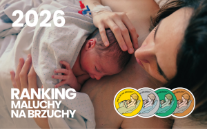 Noworodek w kontakcie skóra do skóry, czyli leży na nagim brzuchu matki, w czasie porodu. Na zdjęciu opis „Ranking Maluchy na Brzuchy 2026” oraz 4 medale: złoty, srebrny, szmaragdowy, brązowy. Na polu każdego medalu sylwetka kobiety z noworodkiem spoczywająca na dłoni w rękawiczce.